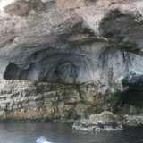 Superate le altre tre piccole grotte, poco pi� avanti troviamo un�ampia cavit�. In un angolo sono visibili alcuni gradini ricavati dal tufo che conducono, attraverso un piccolo tunnel, al sovrastante lungomare Ardito